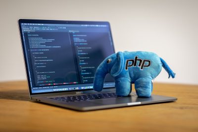 Elefante azul de PHP de peluche encima de un portatil